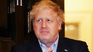 Британският премиер Борис Джонсън остава в самоизолация тъй като продължава
