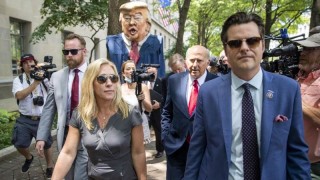 Представителите на републиканците Мат Гец на снимката вдясно и Марджъри