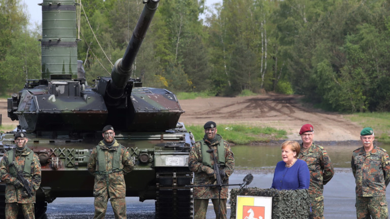 Гемрнаският канцлер Ангела Меркел инспектира войските на НАТО в Германия,