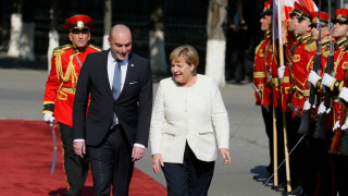 Канцлерът на Германия Ангела Меркел започна кавказката си обиколка с