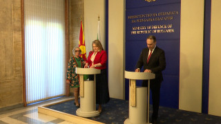 Българският и македонският министри на отбраната Драгомир Заков и Славянка