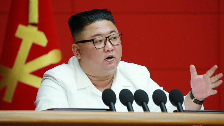 Пхенян се готви да изстреля ракета от подводница