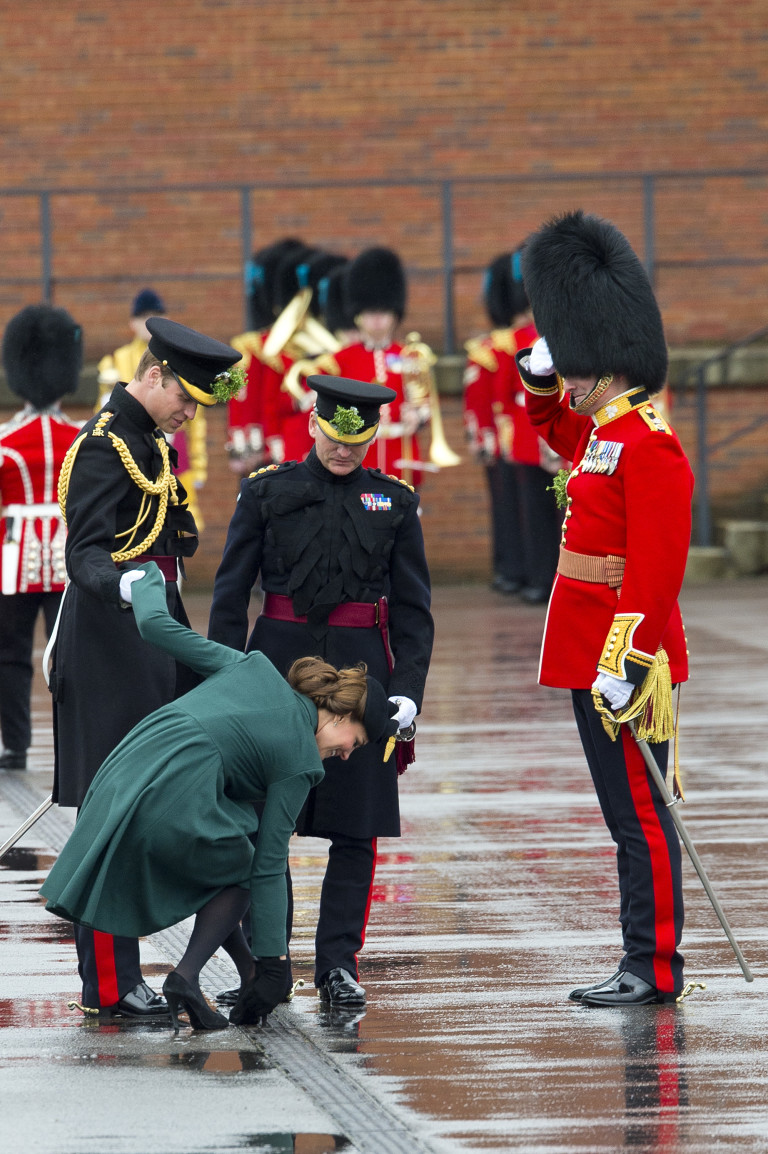 Принц Уилям й оказва помощ