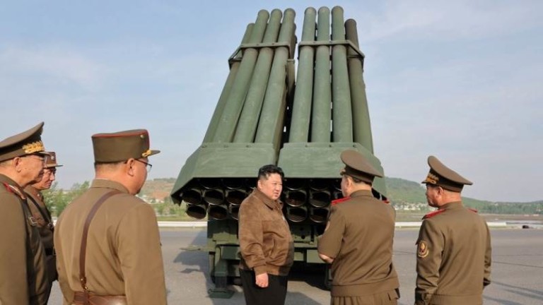Ким Чен-ун инспектира новата тактическа ракетна система на Северна Корея