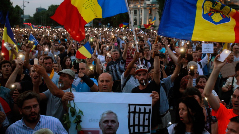 Воденото от социалдемократите правителство на Румъния оцеля при вот на