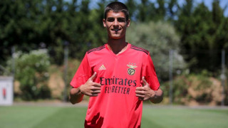 Българският защитник Калоян Костов официално подписа професионален договор с Бенфика