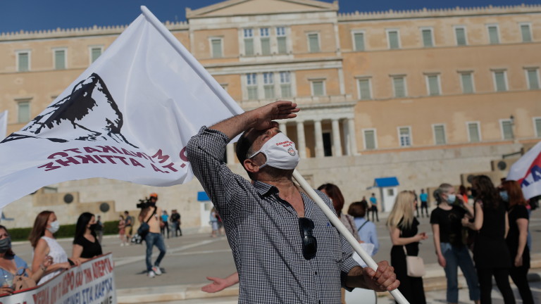 Хиляди протестираха пред парламента в Гърция докато депутатите гласуваха реформа