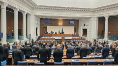 Депутатите замразиха заплатите си в най-правилния момент - преди да паднат