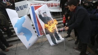 Демонстранти в Южна Корея гориха портрет на Ким Чен-ун и знамето на КНДР