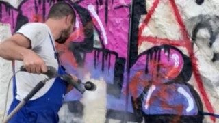 След почистване отново има графити на фасадата на НДК