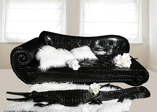 Човек се заклещи под дивана си, но оживя заради бутилка уиски