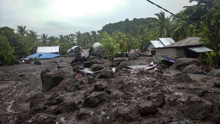 Свлачища на индонезийския остров Сулавеси убиха най-малко 18 души. Други