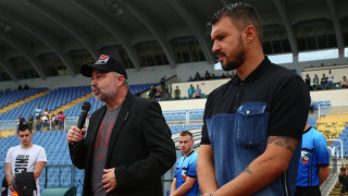 Селекционерът на българския национален отбор Ясен Петров почете легендата на