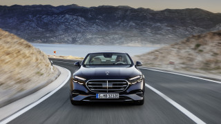 Още през февруари от Mercedes подразниха почитателите си с малко информация