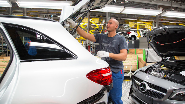Производството на автомобили с марката Mercedes-Benz официално стартира в Русия.