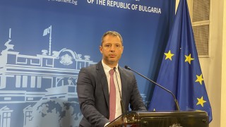 ДПС и ГЕРБ пак се разбързаха да свалят дерогацията за Лукойл