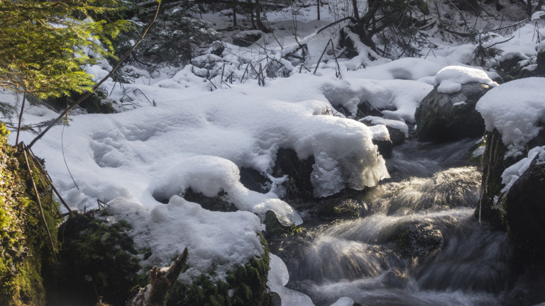 Слаб сняг на места, температурите достигат -12 градуса