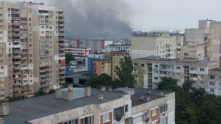 Пожар край "Люлин" задими Западна София в неделя следобед