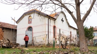 Ремонтират покрива на църквата Св ап Петър и Павел в
