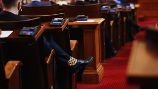 Депутатите от ГЕРБ и ДПС напуснаха пленарната зала в парламента