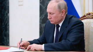 Руският президент Владимир Путин подписа на участниците в специалната военна