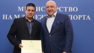 Министър Кралев награди победителите доброволци от инициативата „Мисията ДОБРОВОЛЕЦ – (не)възможна“ 