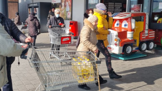 Докато светът е устремил поглед към Украйна и следи с