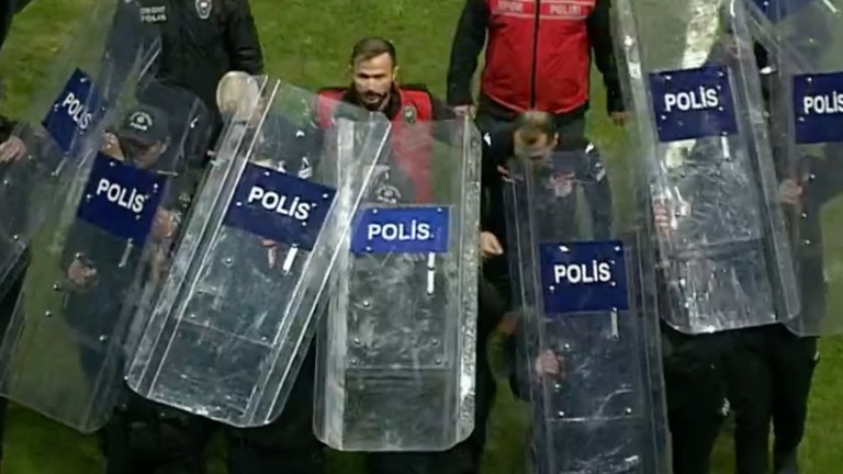Проблемите в турския футбол нямат край, след като по време на