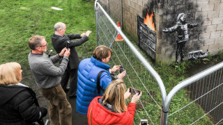 Граждани издигнаха защитна преграда пред графит на Banksy