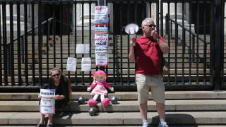 Граждани се събраха на шумен протест пред Почетното консулство на