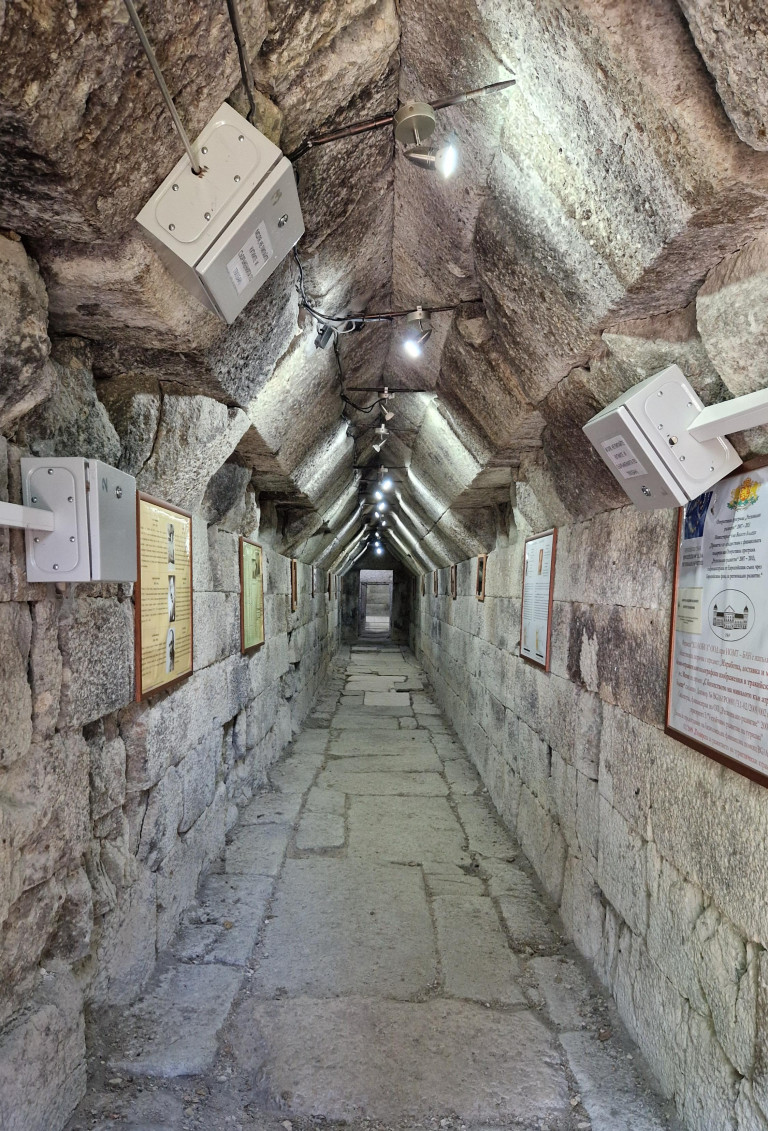 Тракийската куполна гробница край Мезек