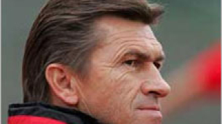 Аугенталер остава треньор на Волфсбург до 2009 година