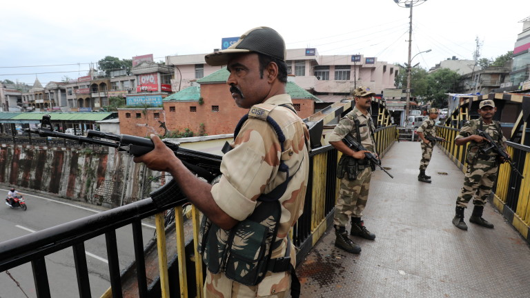 Престрелка между индийски и пакистански войници на границата в Кашмир