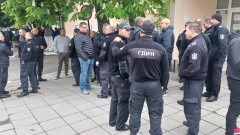 Надзирателите излязоха на протест пред сградата на ГДИН