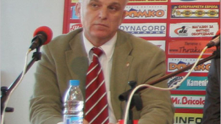 Феновете издигат плакат срещу Такев