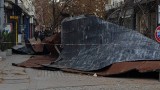 Силният вятър събори покрива на малкия ЦУМ в столицата