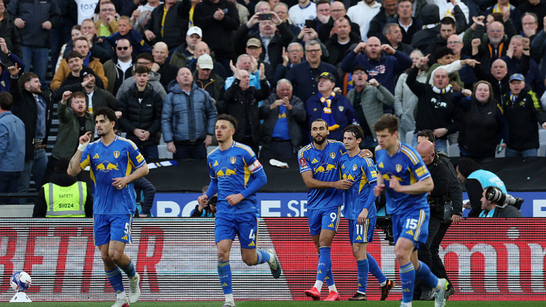 Фенове на Уест Хем бяха принудени да догледат мача с Лийдс на телефоните си