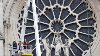 Пожарът в Нотр Дам е напълно потушен пожарникарите ще останат
