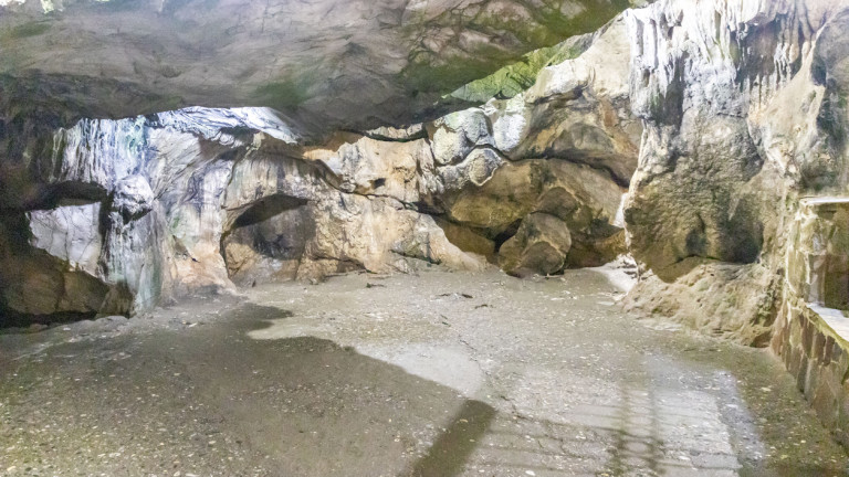 Петима души са блокирани в наводнена 8,2-километрова пещера в Словения