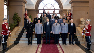 Президентът Радев награди военни с висше офицерско звание