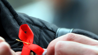 С презервативи и червени лентички стартира антиспин кампанията