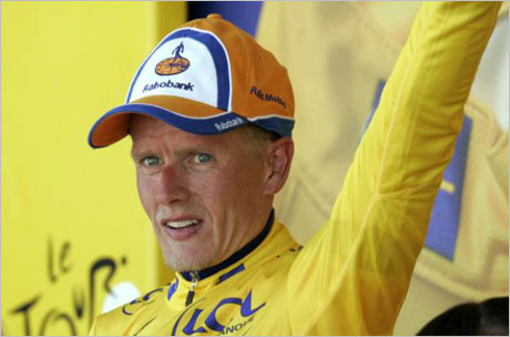Лидерът в "Тур дьо Франс" изваден от състезанието