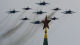 Авиопарад в небето на Москва над карантиниран Червен площад