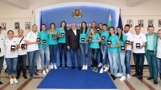 Министър Кралев награди волейболните ни националки за спечелените купи