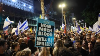 Десетки хиляди протестиращи и се събраха тази нощ в Тел