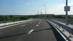 Камион с желязо заседна под Аспаруховия мост във Варна