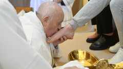 Папата изми краката на 12 затворнички на Велики четвъртък