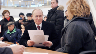 Голите украинки от "Фемини" посрещнаха гласуващия Путин
