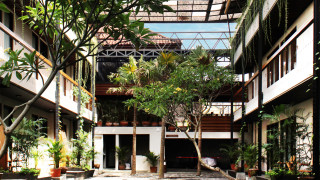 2 часа в събота следобед е и Мат Алкок е