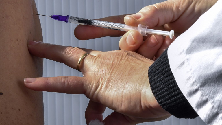 Pfizer започва тестване на COVID ваксината си върху бременни жени